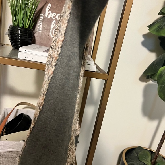 Crew Neck sweater! Size medium but runs like a small - Picture 4 of 7